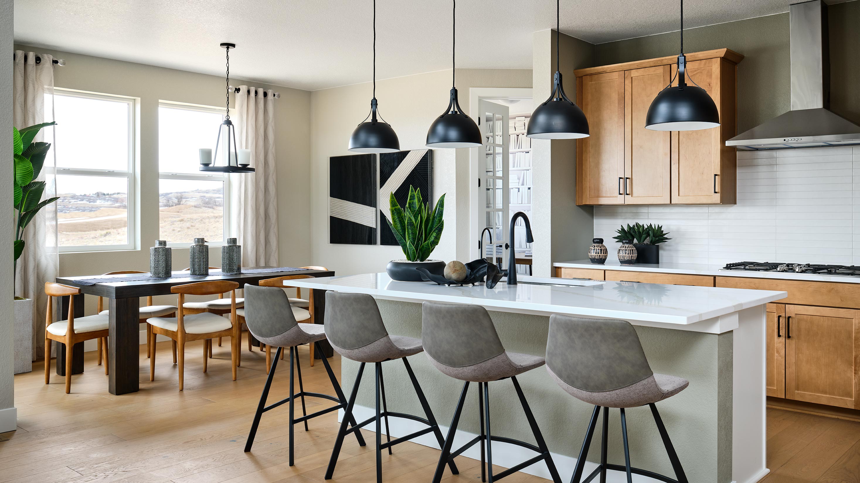 04 Morriosn-Looking-Glass-Reserve-The-Roxborough-03-01-23-Kitchen-Dining-16X9-Web
