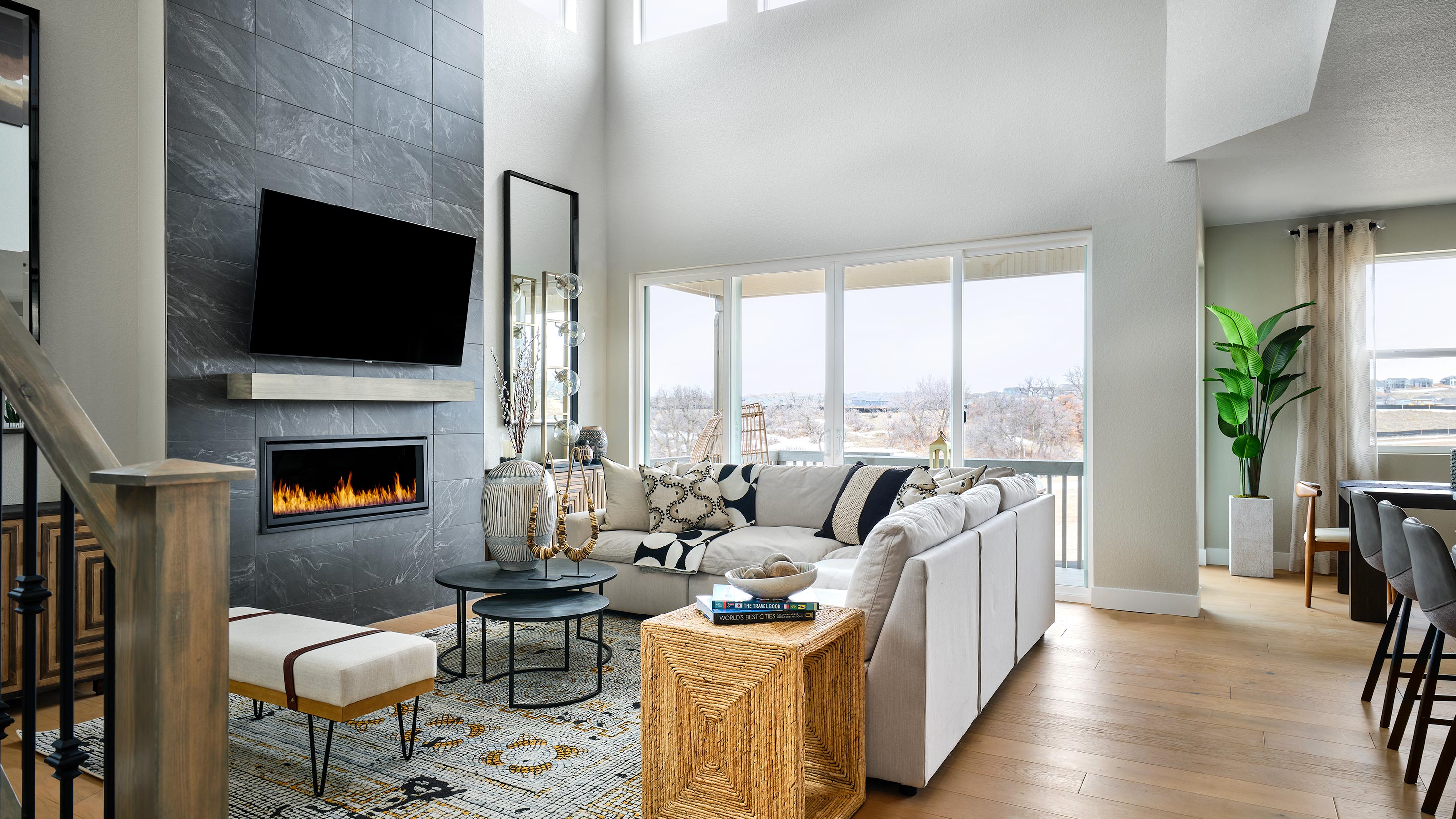 10 -Morriosn-Looking-Glass-Reserve-The-Roxborough-03-01-23-Living-16X9-Web