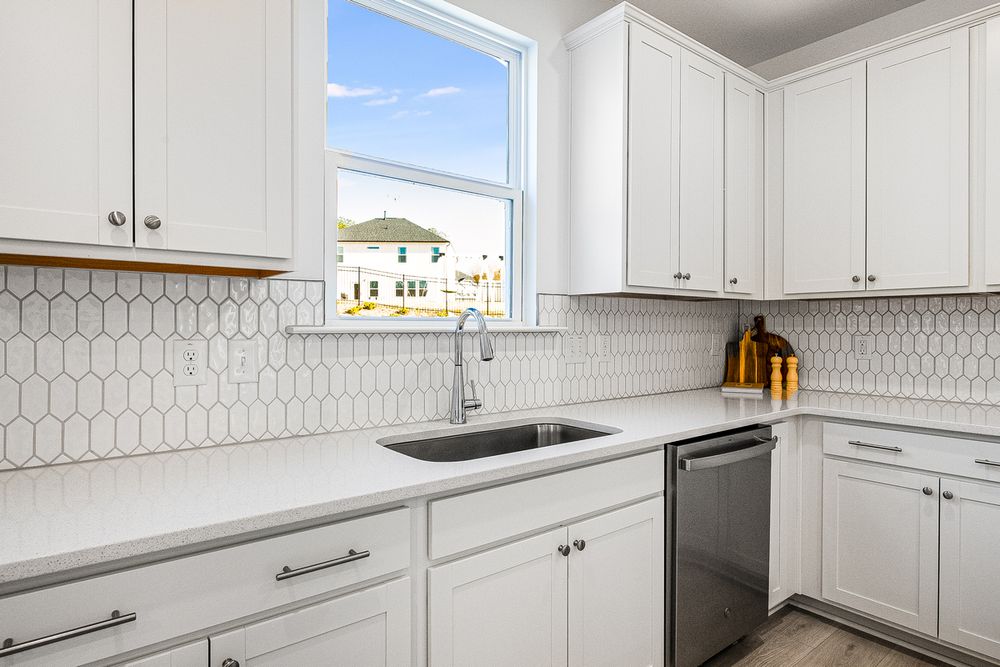 hj-nc-ral-hickory-grove-sanford-the-bedford-plan-lot11-community-model-kitchen-02.jpg
