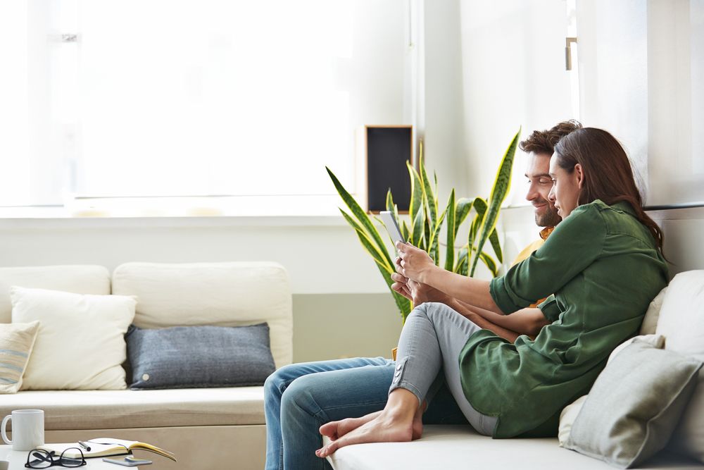 Couple_Couch_Tablet_GettyImages-643640814
