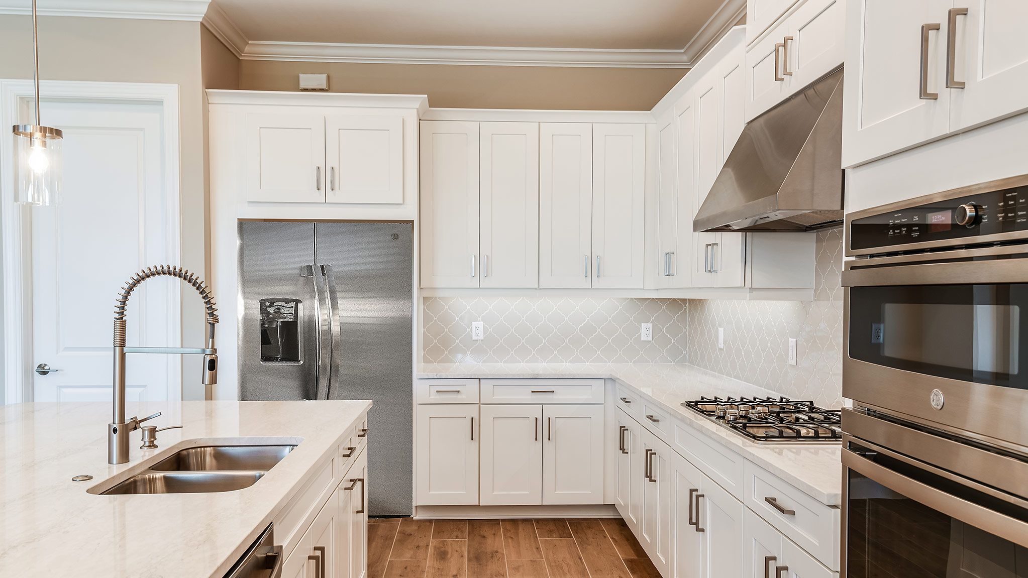 Esp-Lake-Club-Assuro-Lot-557-11912-Noveli-Court-3508-16x9-kitchen