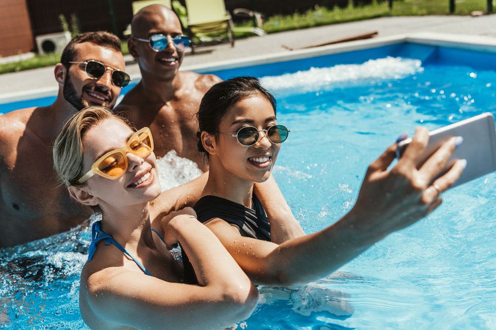 Friends_Selfie_iStock-1016006922