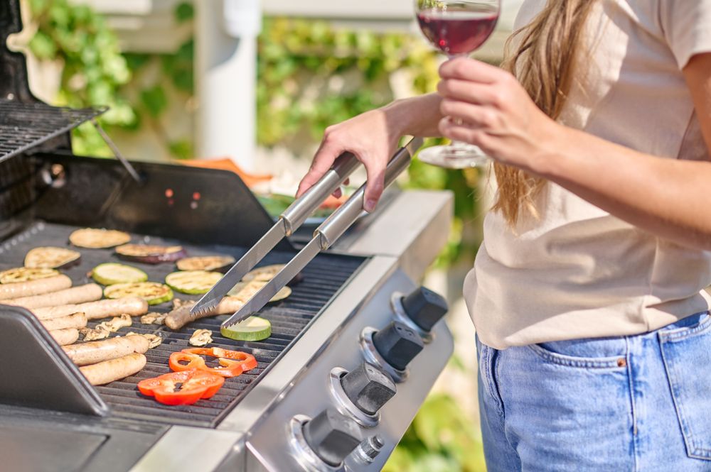 Girl_Grilling_iStock-1348092232