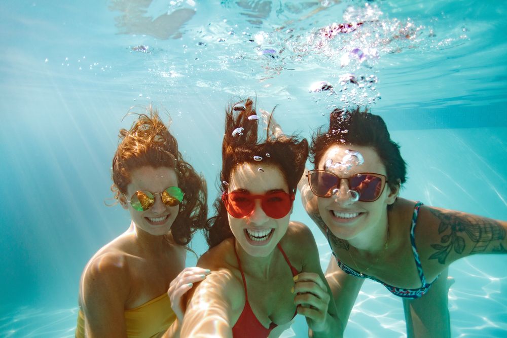 Girls_Underwater_Selfie_iStock-934251666