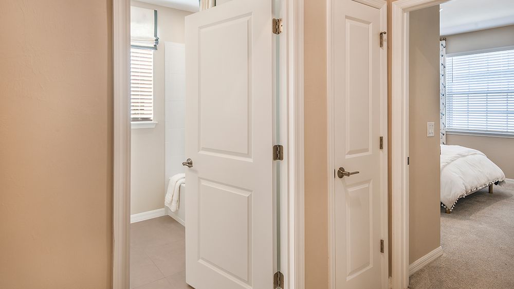 Hallway-Esp-Lake-Club-Avanti-VII-5369-1200x675