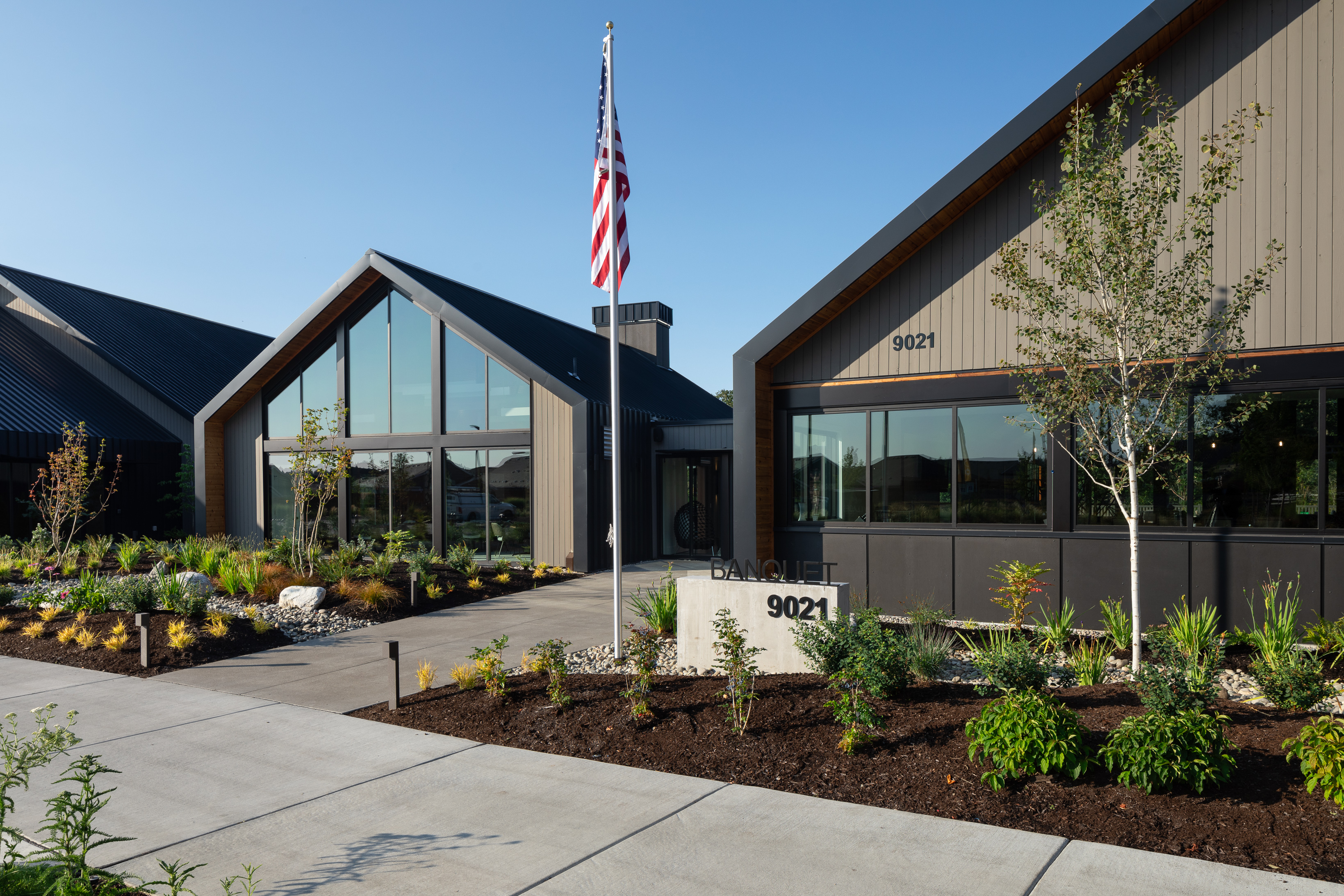 Ovation at Oak Tree_The Villages Exterior_Front Flag