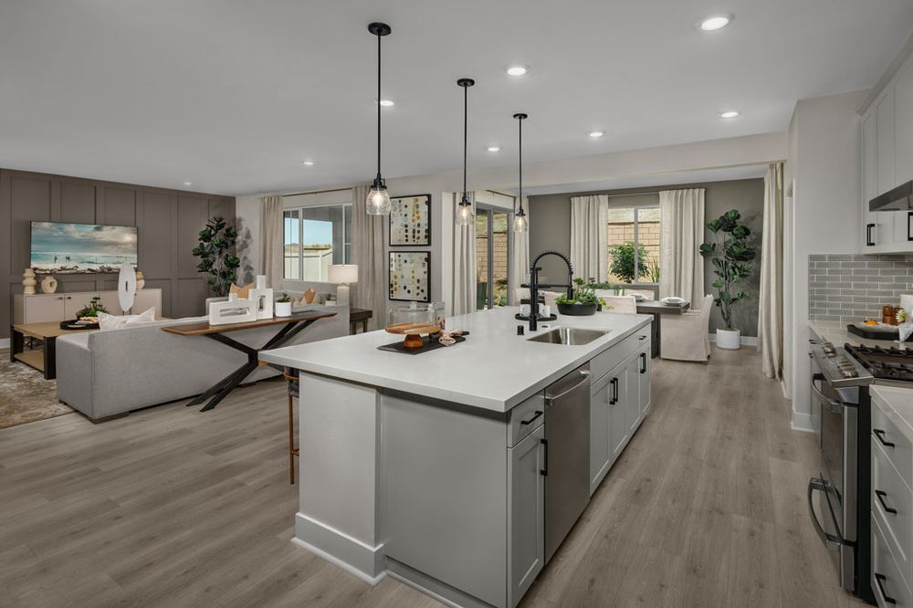 Pla10_Siena_Viola_GreatroomDiningKitchen_1242a-1024x576