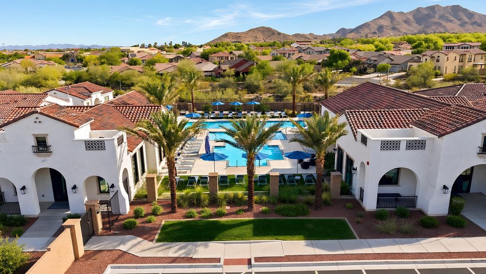 03_community-pool_yardly-at-verrado_sitecore.jpg