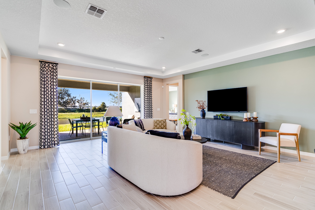 hj-fl-orlando-the-waters-at-center-lake-ranch-Lots-4-croix-livinngroom-to-back-patio-01