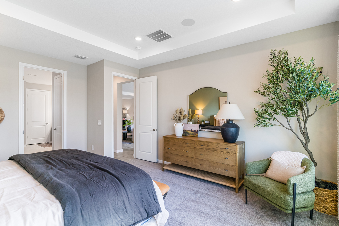 hj-fl-orlando-the-waters-at-center-lake-ranch-Lots-4-croix-master-bedroom-02