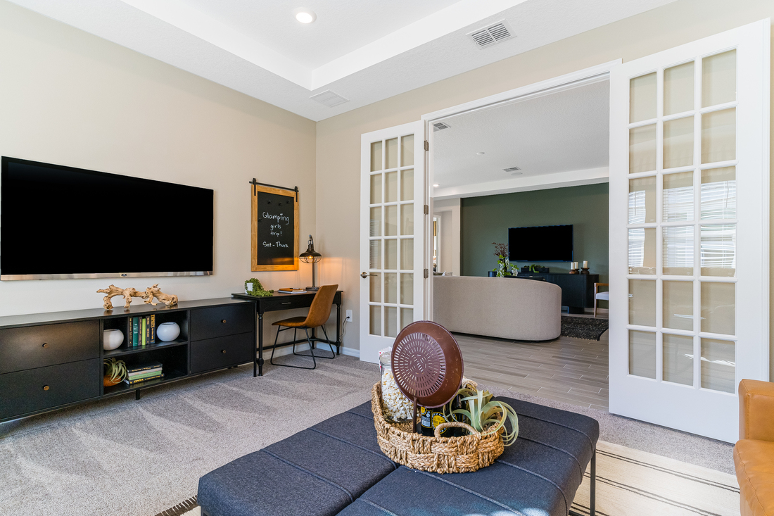 hj-fl-orlando-the-waters-at-center-lake-ranch-Lots-4-croix-tv-lounge-01
