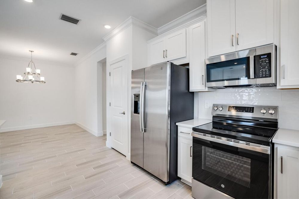 hj-fl-tampa-the-cove-at-west-port-tobagolot115-kitchen-to-diningroom-001