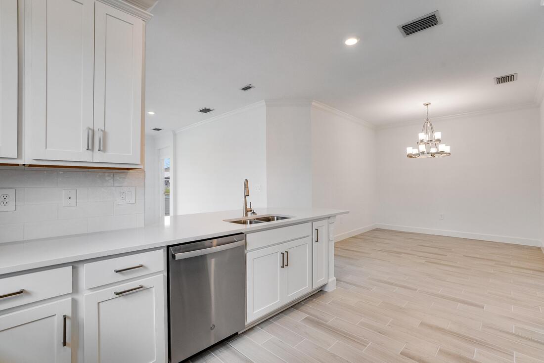 hj-fl-tampa-the-cove-at-west-port-tobagolot115-kitchen-to-diningroom-002