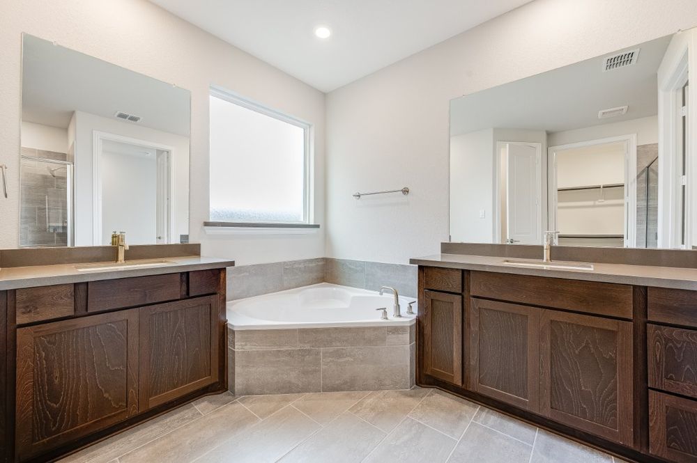 hj-tx-dallas-the-ridge-at-northlake-amber-bathroom-004
