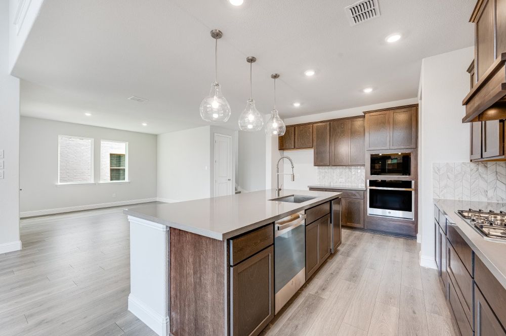 hj-tx-dallas-the-ridge-at-northlake-amber-kitchen-to-dininngroom-001