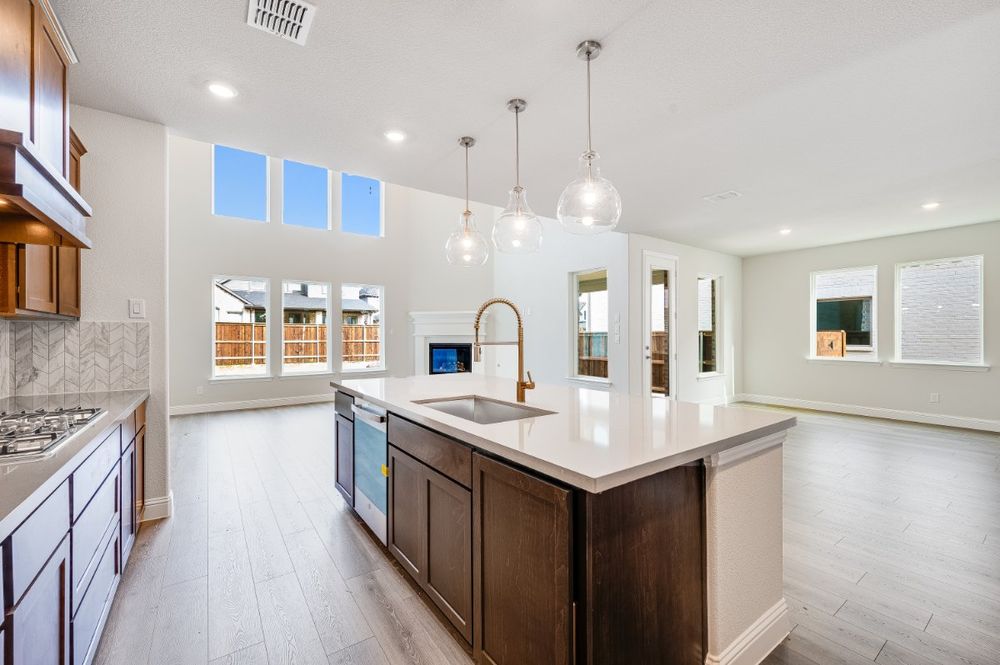 hj-tx-dallas-the-ridge-at-northlake-amber-kitchen-to-tv-lounge-001